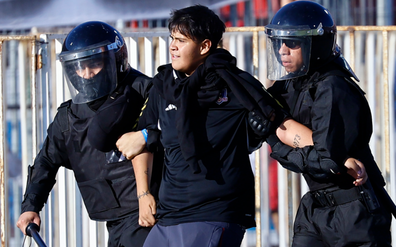 Hincha de Colo-Colo es detenido por dos uniformados tras serios incidentes en la Supercopa 2024.