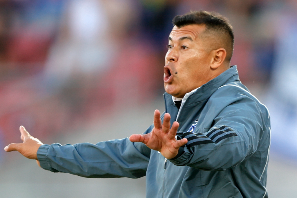 Jorge Almirón repartiendo instrucciones de manera eufórica y con los brazos abiertos en su primer partido oficial dirigiendo a Colo-Colo en la Supercopa 2024.