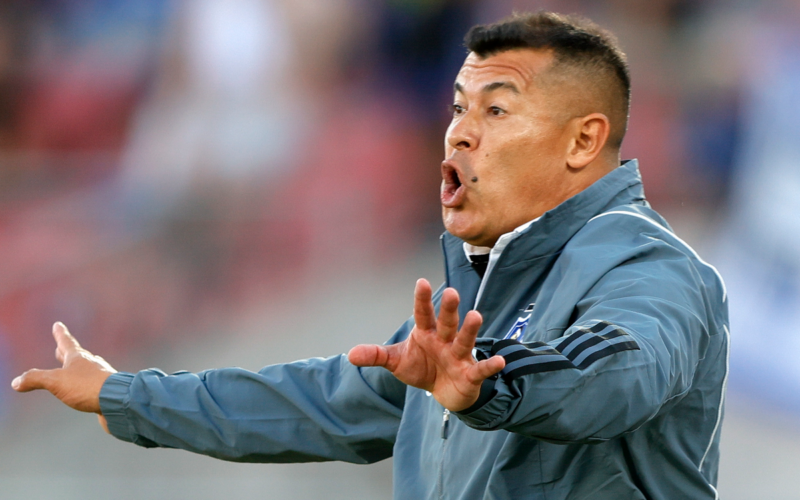 Jorge Almirón repartiendo instrucciones de manera eufórica y con los brazos abiertos en su primer partido oficial dirigiendo a Colo-Colo en la Supercopa 2024.