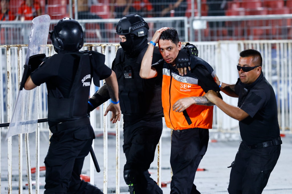Guardia de seguridad es retirado por Carabineros tras ser agredido con un objeto contundente en la Supercopa 2024.