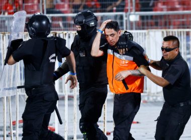 Guardia de seguridad es retirado por Carabineros tras ser agredido con un objeto contundente en la Supercopa 2024.