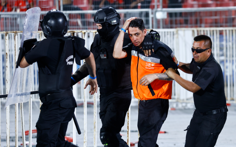 Guardia de seguridad es retirado por Carabineros tras ser agredido con un objeto contundente en la Supercopa 2024.