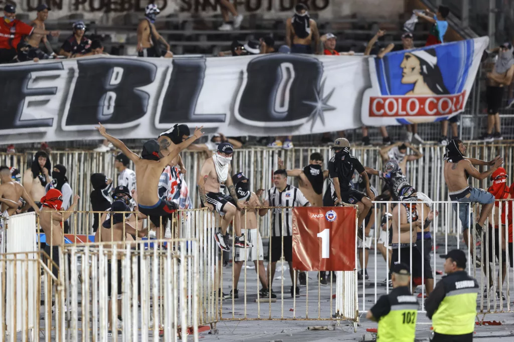 Hinchas de Colo-Colo en las tribunas