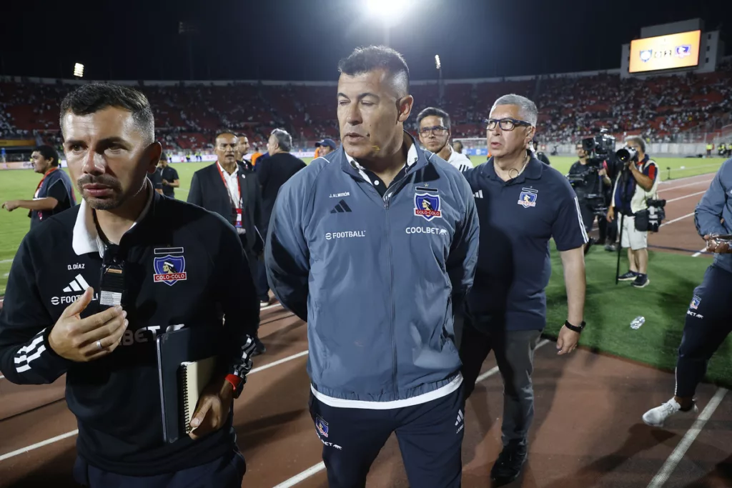 Jorge Almirón con cara de preocupación en plena cancha del Estadio Nacional tras la suspensión de la Supercopa 2024 ante Huachipato por los incidentes protagonizados por los hinchas de Colo-Colo.