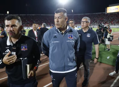 Jorge Almirón con cara de preocupación en plena cancha del Estadio Nacional tras la suspensión de la Supercopa 2024 ante Huachipato por los incidentes protagonizados por los hinchas de Colo-Colo.