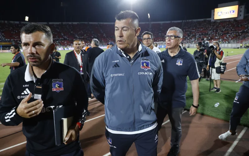 Jorge Almirón con cara de preocupación en plena cancha del Estadio Nacional tras la suspensión de la Supercopa 2024 ante Huachipato por los incidentes protagonizados por los hinchas de Colo-Colo.