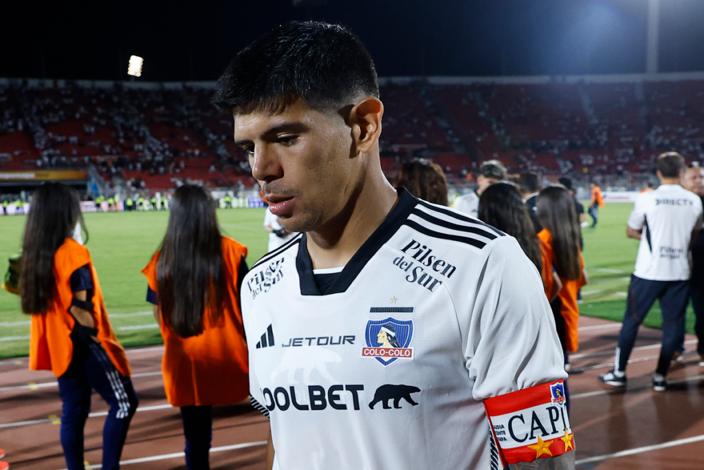 Esteban Pavez con cara de decepción tras la suspensión de la Supercopa 2024 por incidentes de los hinchas de Colo-Colo.