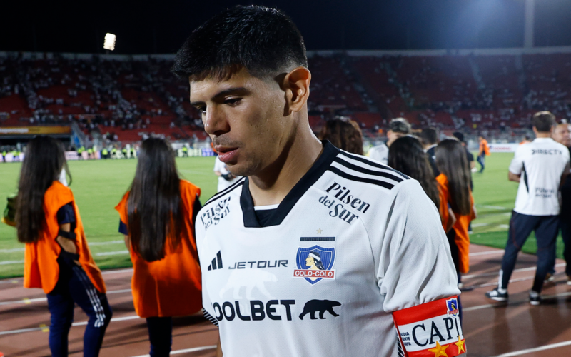 Esteban Pavez con cara de decepción tras la suspensión de la Supercopa 2024 por incidentes de los hinchas de Colo-Colo.