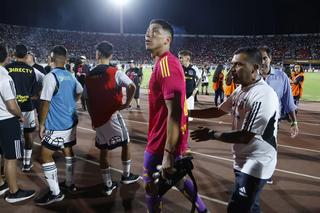 Brayan Cortés mirando al público tras serios incidentes que suspendieron la Supercopa 2024 entre Colo-Colo y Huachipato.