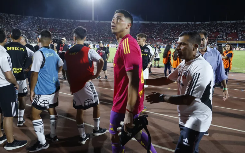 Brayan Cortés mirando al público tras serios incidentes que suspendieron la Supercopa 2024 entre Colo-Colo y Huachipato.