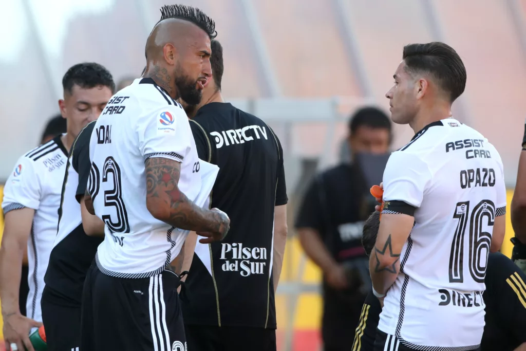 Arturo Vidal y Óscar Opazo hablando en un partido de Colo-Colo