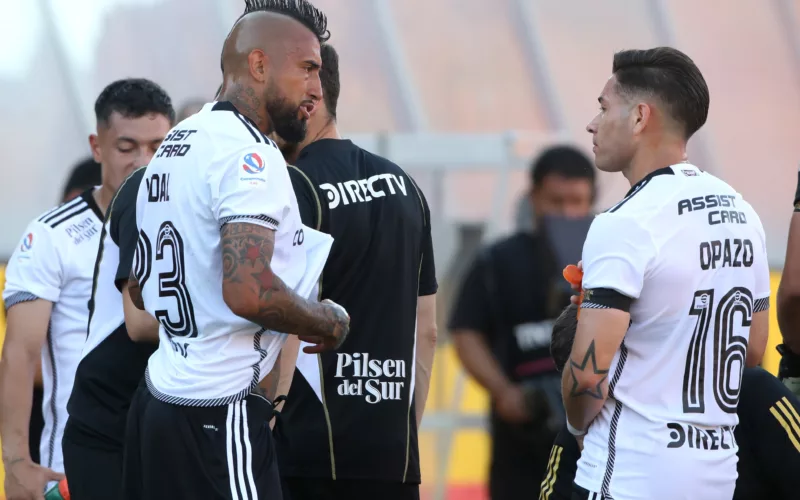 Arturo Vidal y Óscar Opazo hablando en un partido de Colo-Colo