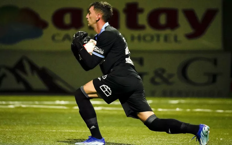 Nicolás Peranic con el balón en sus manos