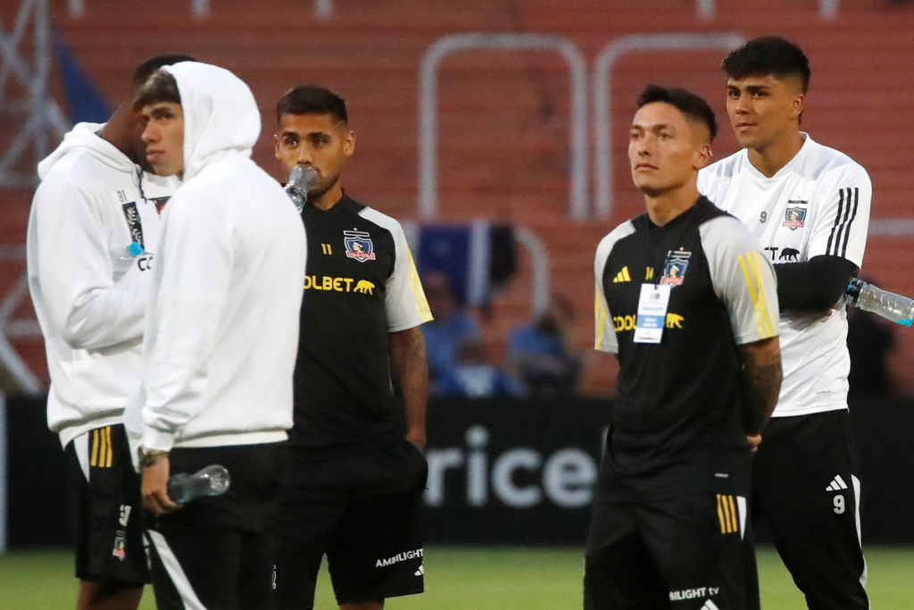 Futbolistas de Colo-Colo miran a las tribunas del Estadio Malvinas Argentinas con cara de concentración y preocupación.