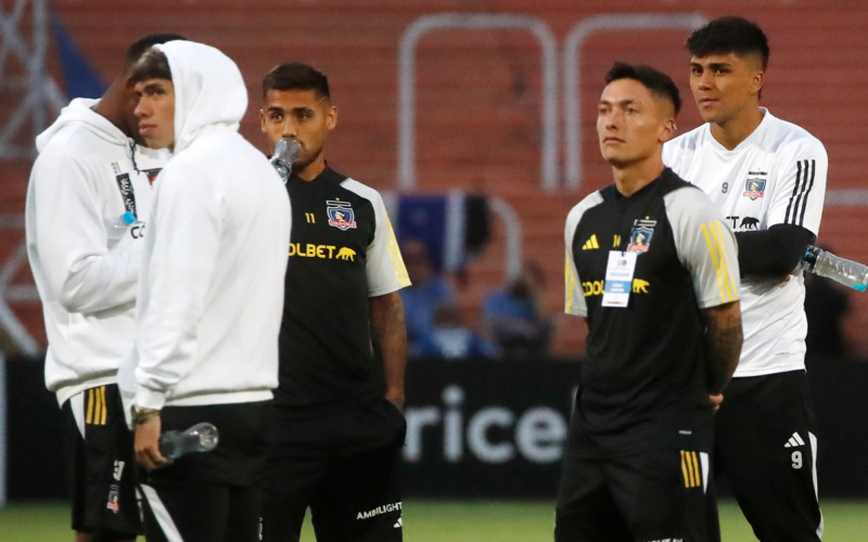 Futbolistas de Colo-Colo miran a las tribunas del Estadio Malvinas Argentinas con cara de concentración y preocupación.