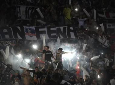 Hinchas de Colo-Colo encienden luces para darle la bienvenida al equipo en la antesala del duelo ante Godoy Cruz por la fase 2 de Copa Libertadores 2024 en el Estadio Malvinas Argentinas.