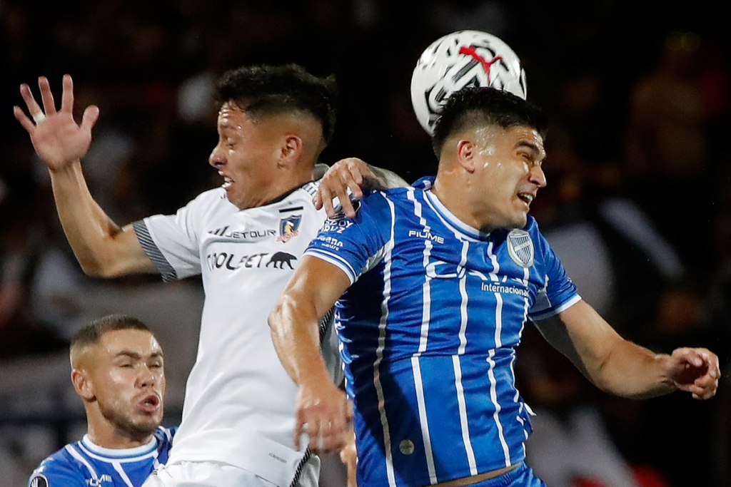Cristián Zavala disputa un balón por los aires contra un jugador de Godoy Cruz en el histórico triunfo 1-0 de Colo-Colo en el Estadio Malvinas Argentinas por la Copa Libertadores 2024.