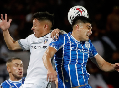 Cristián Zavala disputa un balón por los aires contra un jugador de Godoy Cruz en el histórico triunfo 1-0 de Colo-Colo en el Estadio Malvinas Argentinas por la Copa Libertadores 2024.
