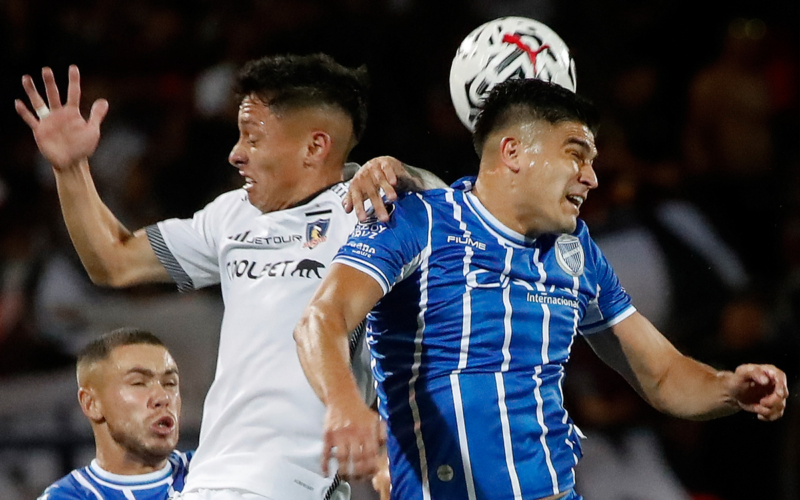 Cristián Zavala disputa un balón por los aires contra un jugador de Godoy Cruz en el histórico triunfo 1-0 de Colo-Colo en el Estadio Malvinas Argentinas por la Copa Libertadores 2024.