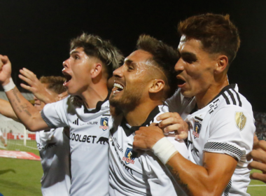 Los futbolistas de Colo-Colo Marcos Bolados, Erick Wiemberg y Carlos Palacios se abrazan y celebran eufóricos el 1-0 ante Godoy Cruz en el Estadio Malvinas Argentinas por la Copa Libertadores 2024.