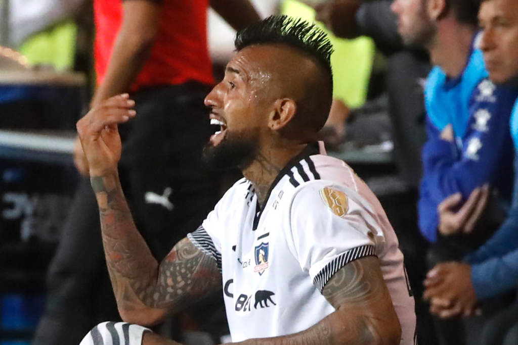 Arturo Vidal desaprueba una acción en pleno partido de Colo-Colo durante la temporada 2024.