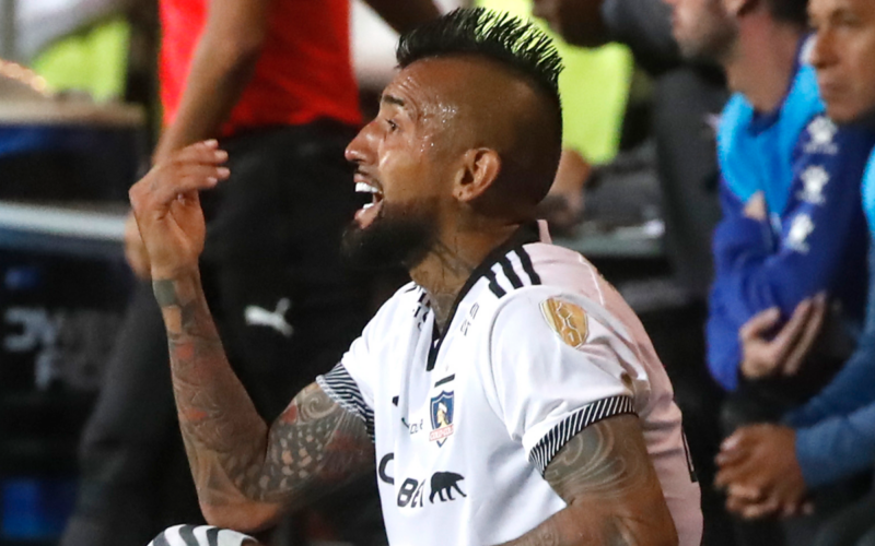 Arturo Vidal desaprueba una acción en pleno partido de Colo-Colo durante la temporada 2024.