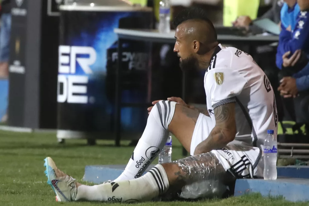 Arturo Vidal con un ventaje y hielo en su rodilla tras abandonar con molestias físicas en el triunfo 1-0 de Colo-Colo sobre Godoy Cruz por la fase 2 de Copa Libertadores en el Estadio Malvinas Argentinas de Mendoza.