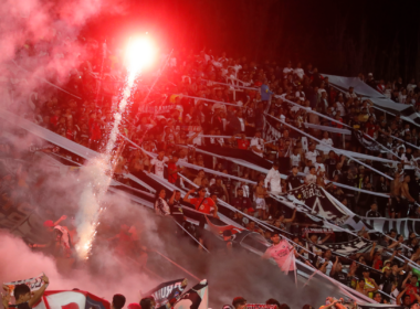 Hinchas de Colo-Colo lanzan bengalas y fuegos de artificio a la cancha del Estadio Malvinas Argentinas en el duelo ante Godoy Cruz por la fase 2 de Copa Libertadores 2024.