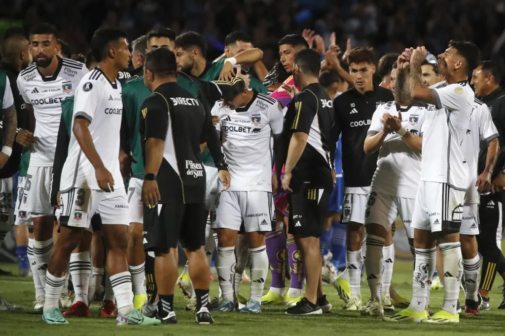 Futbolistas de Colo-Colo se abrazan y saludan tras el triunfo 1-0 sobre Godoy Cruz en el Estadio Malvinas Argentinas.