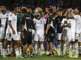 Futbolistas de Colo-Colo se abrazan y saludan tras el triunfo 1-0 sobre Godoy Cruz en el Estadio Malvinas Argentinas.