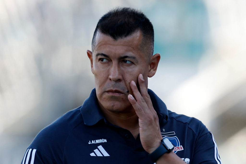 Jorge Almirón con cara de preocupación se toma el rostro con una de sus manos en pleno partido como director técnico de Colo-Colo durante la temporada 2024.