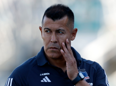 Jorge Almirón con cara de preocupación se toma el rostro con una de sus manos en pleno partido como director técnico de Colo-Colo durante la temporada 2024.