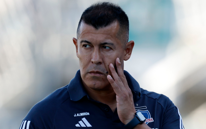 Jorge Almirón con cara de preocupación se toma el rostro con una de sus manos en pleno partido como director técnico de Colo-Colo durante la temporada 2024.