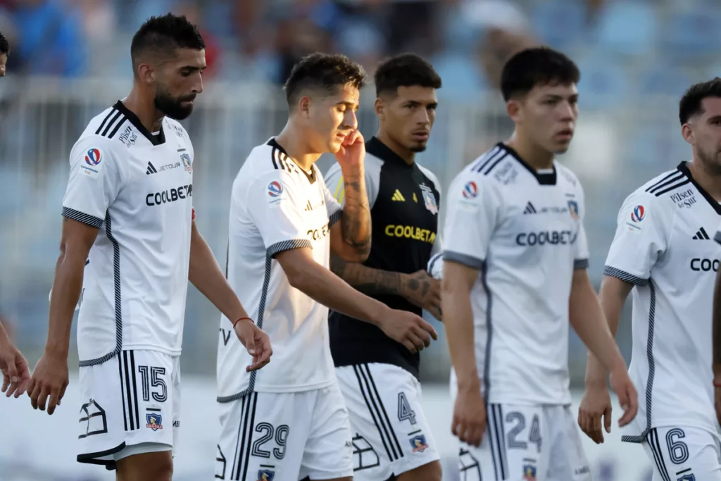 Futbolistas de Colo-Colo se retiran del campo de juego tras caer por 1-0 ante O'Higgins de Rancagua por la segunda fecha del Campeonato Nacional 2024.