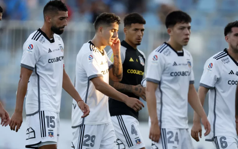 Futbolistas de Colo-Colo se retiran del campo de juego tras caer por 1-0 ante O'Higgins de Rancagua por la segunda fecha del Campeonato Nacional 2024.