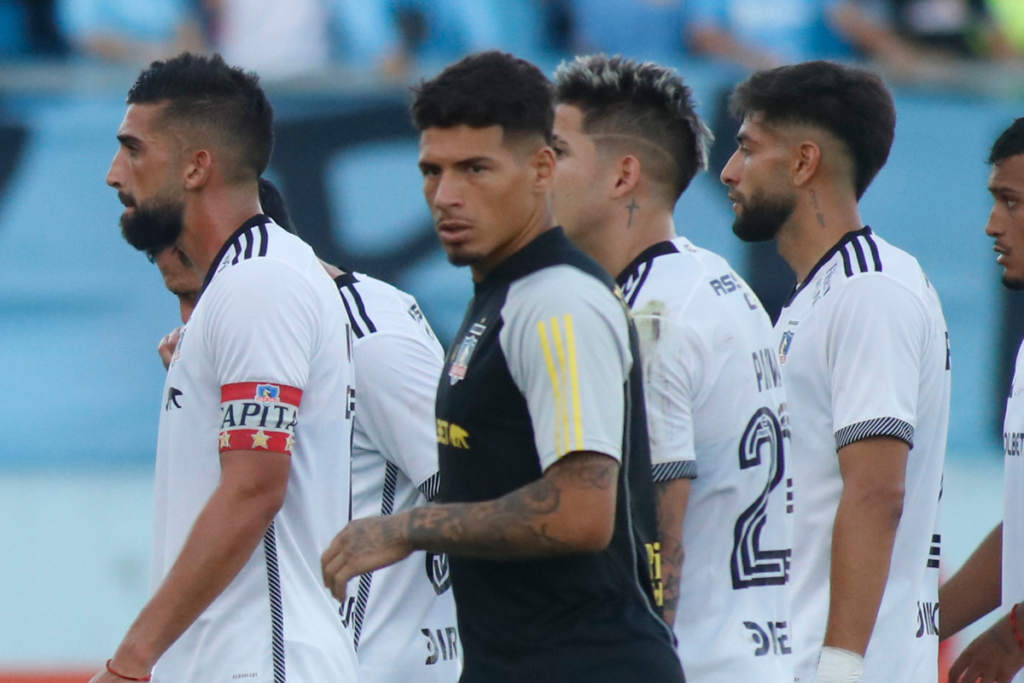 Jugadores de Colo-Colo se retiran cabizbajos del Estadio El Teniente tras caer por 1-0 ante O'Higgins por la segunda fecha del Campeonato Nacional 2024.