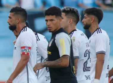 Jugadores de Colo-Colo se retiran cabizbajos del Estadio El Teniente tras caer por 1-0 ante O'Higgins por la segunda fecha del Campeonato Nacional 2024.