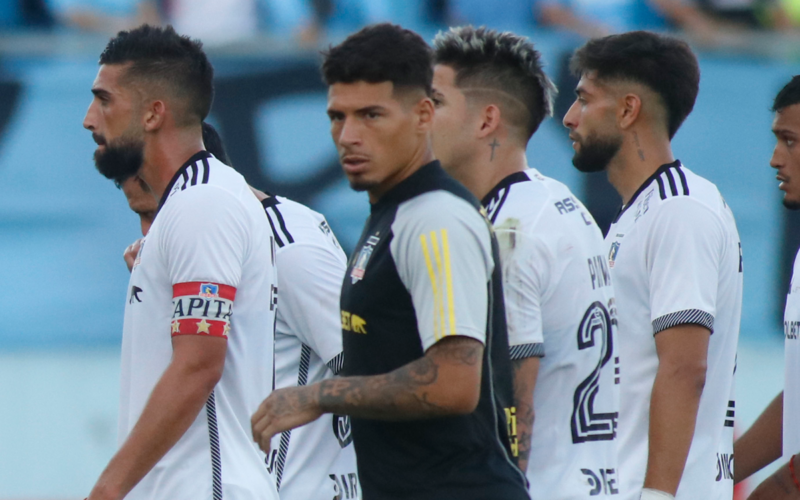 Jugadores de Colo-Colo se retiran cabizbajos del Estadio El Teniente tras caer por 1-0 ante O'Higgins por la segunda fecha del Campeonato Nacional 2024.