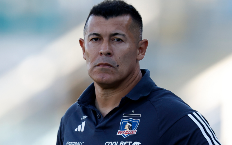 Jorge Almirón con cara de seriedad mientras dirige un partido con el buzo de Colo-Colo durante la temporada 2024.