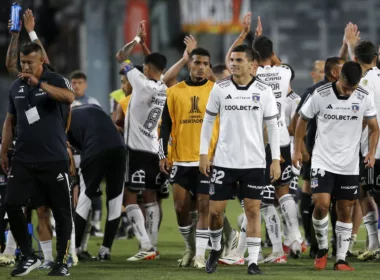 Futbolistas de Colo-Colo festejando en la cancha