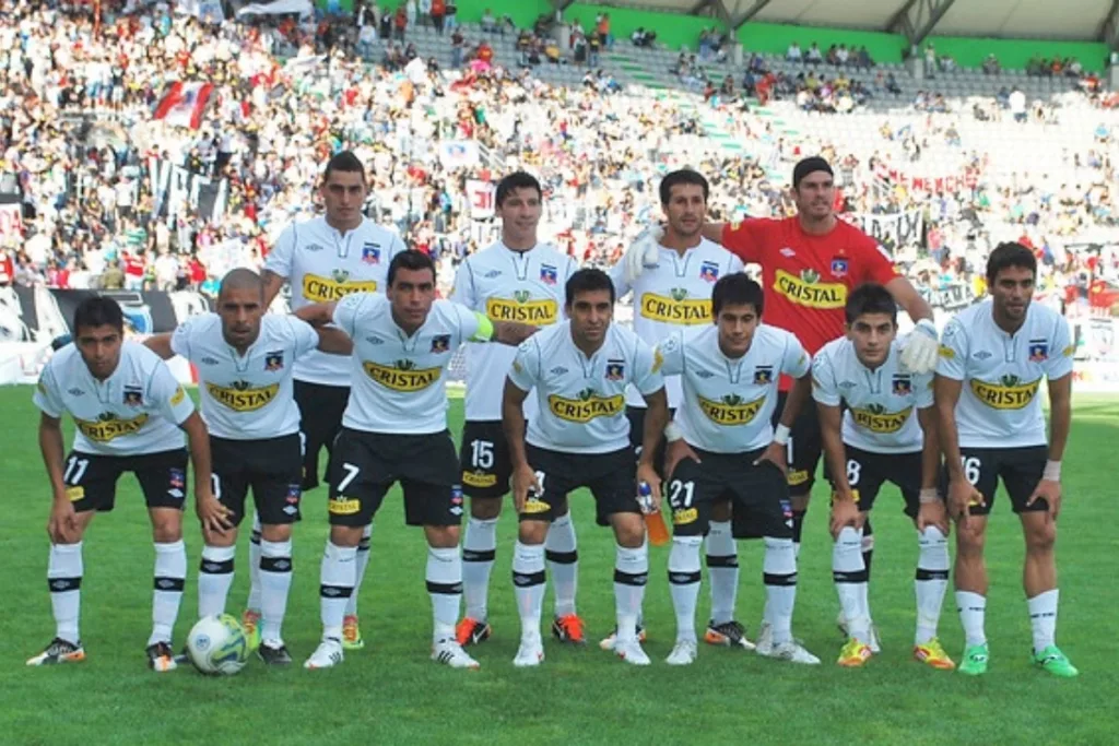 Formación titular de Colo-Colo durante un partido en plena campaña 2012.