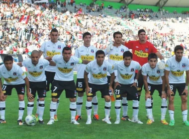 Formación titular de Colo-Colo durante un partido en plena campaña 2012.