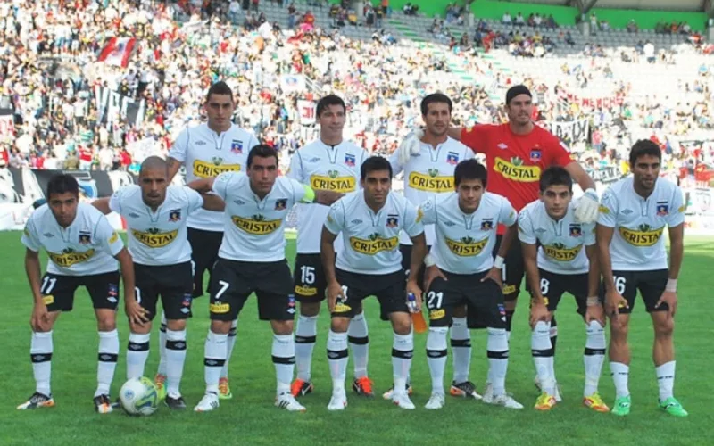 Formación titular de Colo-Colo durante un partido en plena campaña 2012.