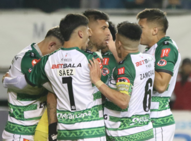 Futbolistas de Deportes Temuco se abrazan en plena celebración de un gol durante la temporada 2024.