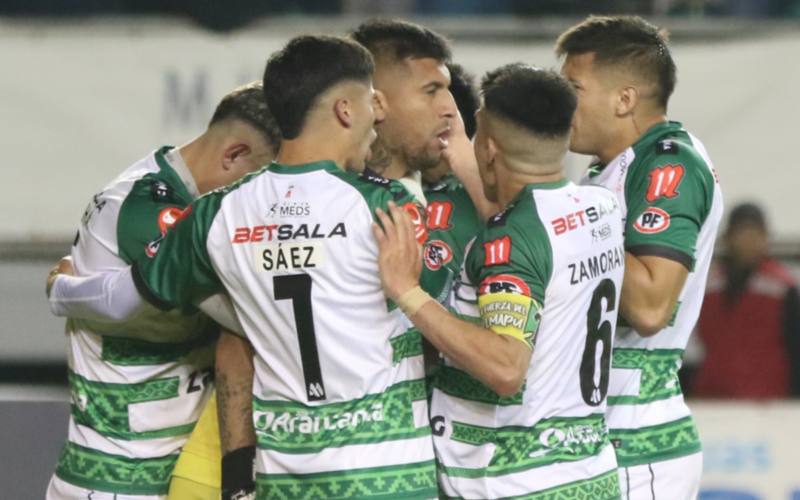Futbolistas de Deportes Temuco se abrazan en plena celebración de un gol durante la temporada 2024.