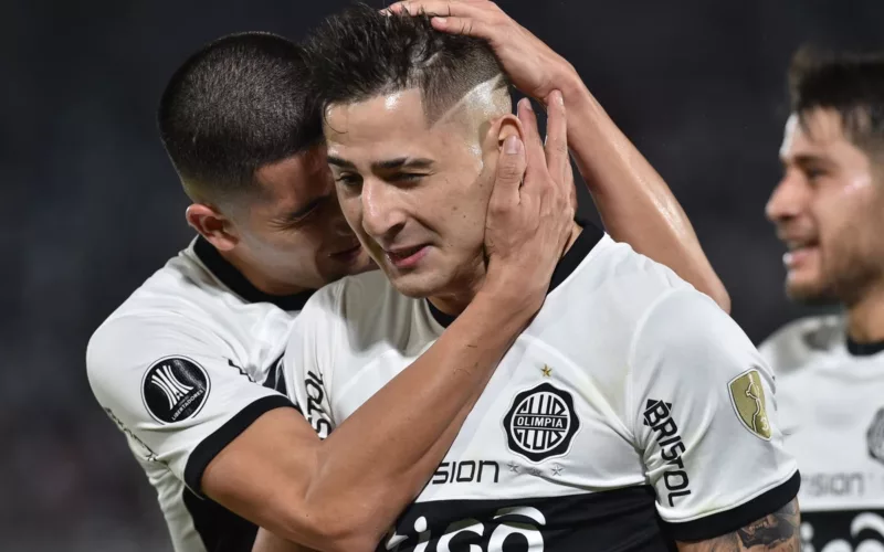 Guillermo Paiva es abrazado por un compañero de Olimpia tras anotar un gol durante la temporada 2023.