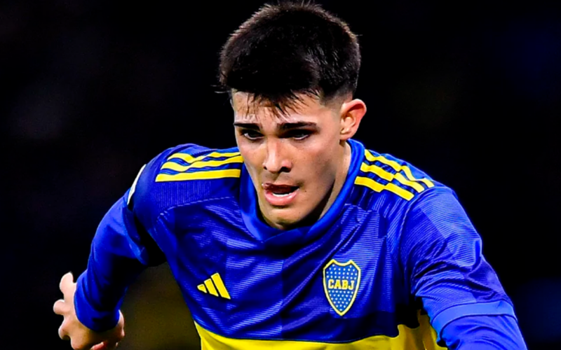 Vicente Taborda con cara de concentración en pleno partido de Boca Juniors durante la temporada 2023.