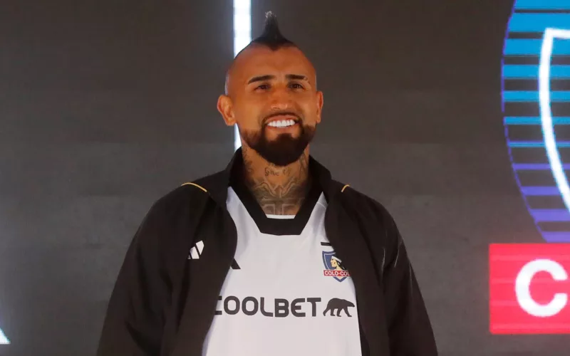 Arturo Vidal durante la presentación de la nueva camiseta de Colo-Colo en el Estadio Monumental.