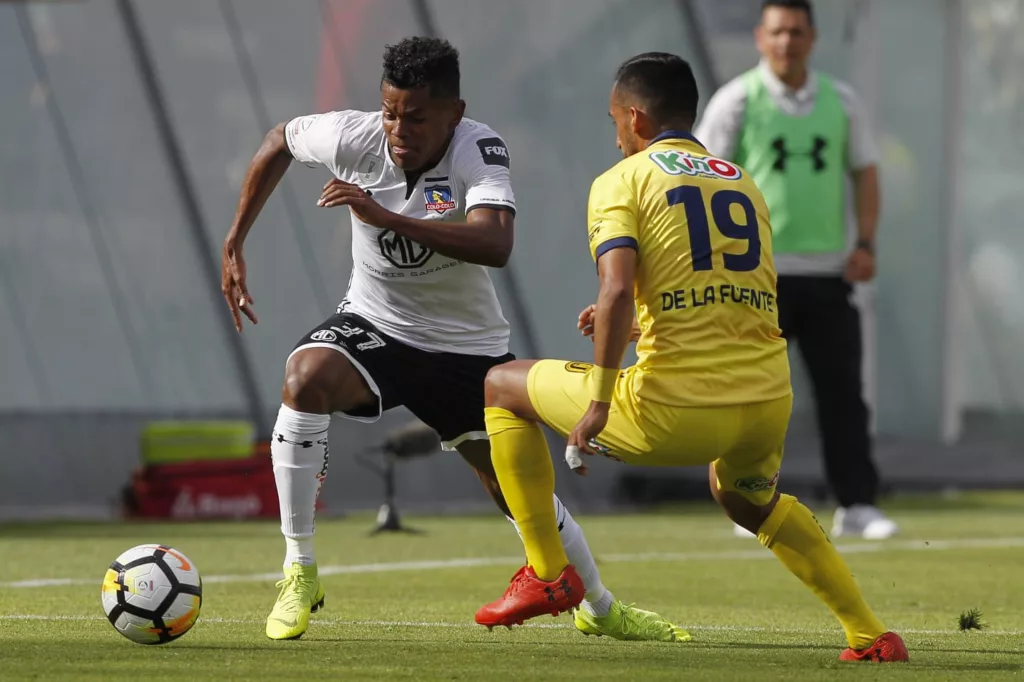 Alexander Bolaños jugando con la camiseta de Colo-Colo frente a la Universidad de Concepción