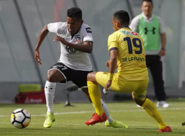 Alexander Bolaños jugando con la camiseta de Colo-Colo frente a la Universidad de Concepción